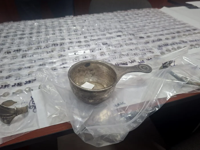 Vasul în care au fost găsite monedele FOTO Cosmin Zamfirache