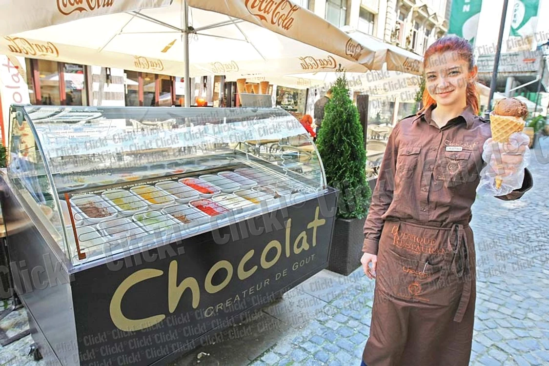 Cristina i-a vândut îngheţată vicepreşedintele american (FOTO: DORIN CONSTANDA)