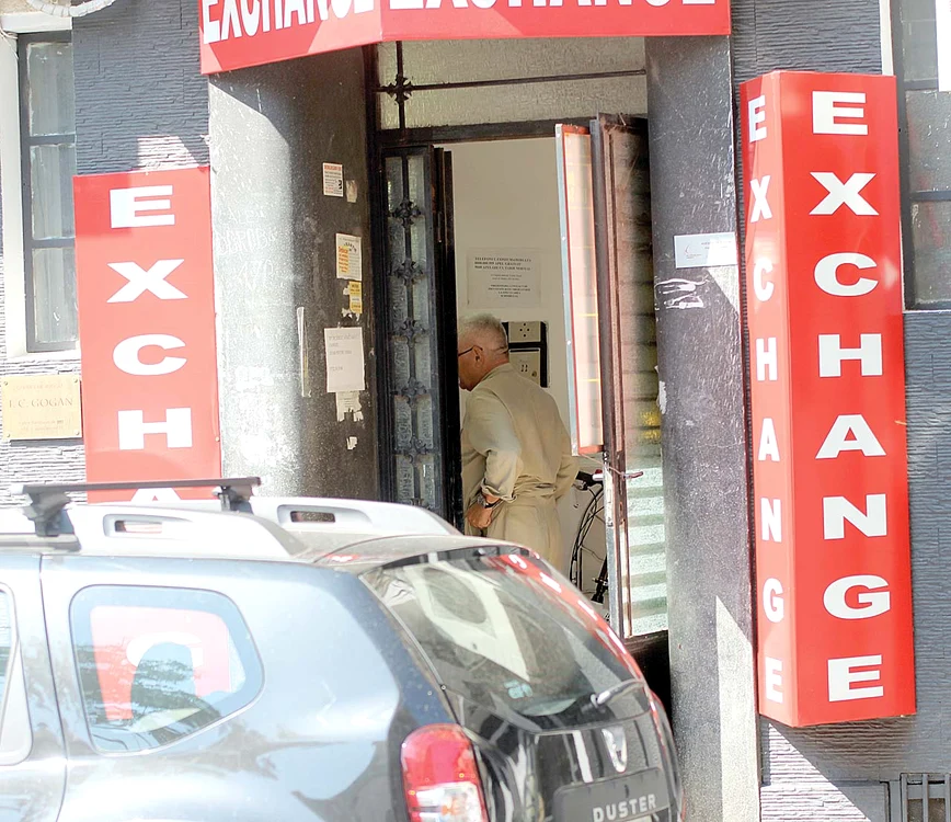 Milionarul a schimbat  doar 50 de euro