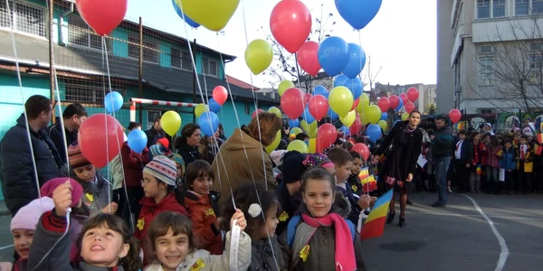 Serbare în curtea şcolii