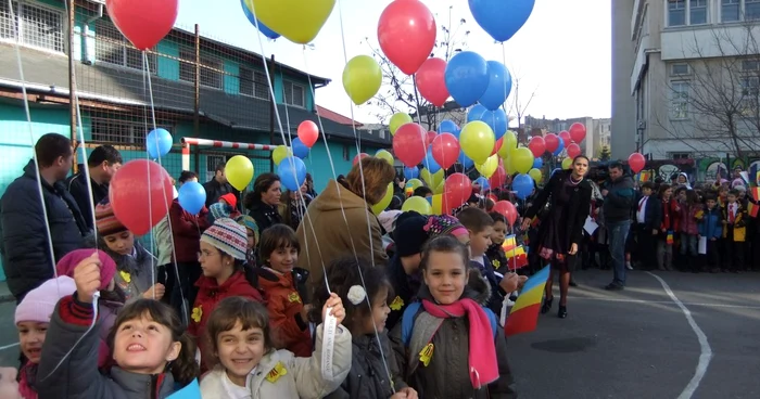 Serbare în curtea şcolii