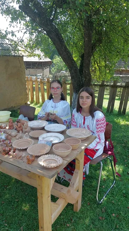 Maia și Maysa s-au întors cu premii de la Olimpiada Meșteșugurilor FOTO: Biblioteca „Petre Pandrea” 