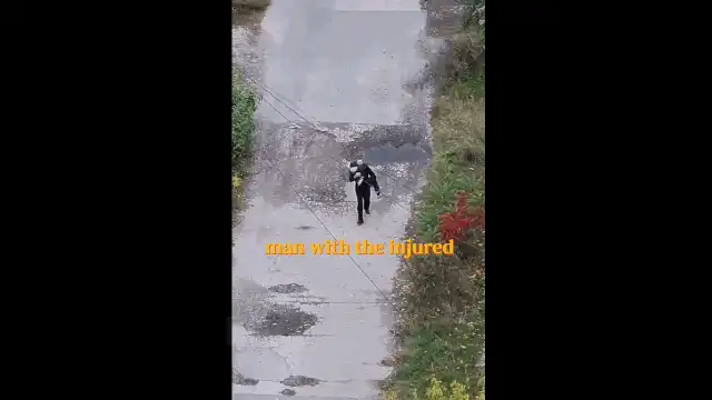 Scene cumplite în Ucraina: un bărbat filmat cum fuge cu o femeie rănită în brațe. Rușii împușcă civili pe străzile din Pokrovsk