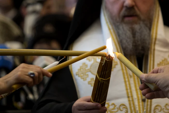 
    Lumina Sfântă va fi distribuită apoi fiecărei parohiiInquam Photos / Alexandra Pandrea  