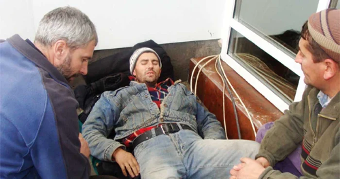 Una dintre victimele accidentului de muncă aşteptând sosirea ambulanţei. FOTO: Sergiu Mir