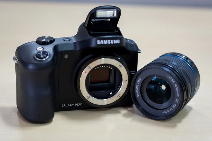 Galaxy NX, un aparat foto interesant de la Samsung. FOTO Răzvan Băltăreţu/Adevărul