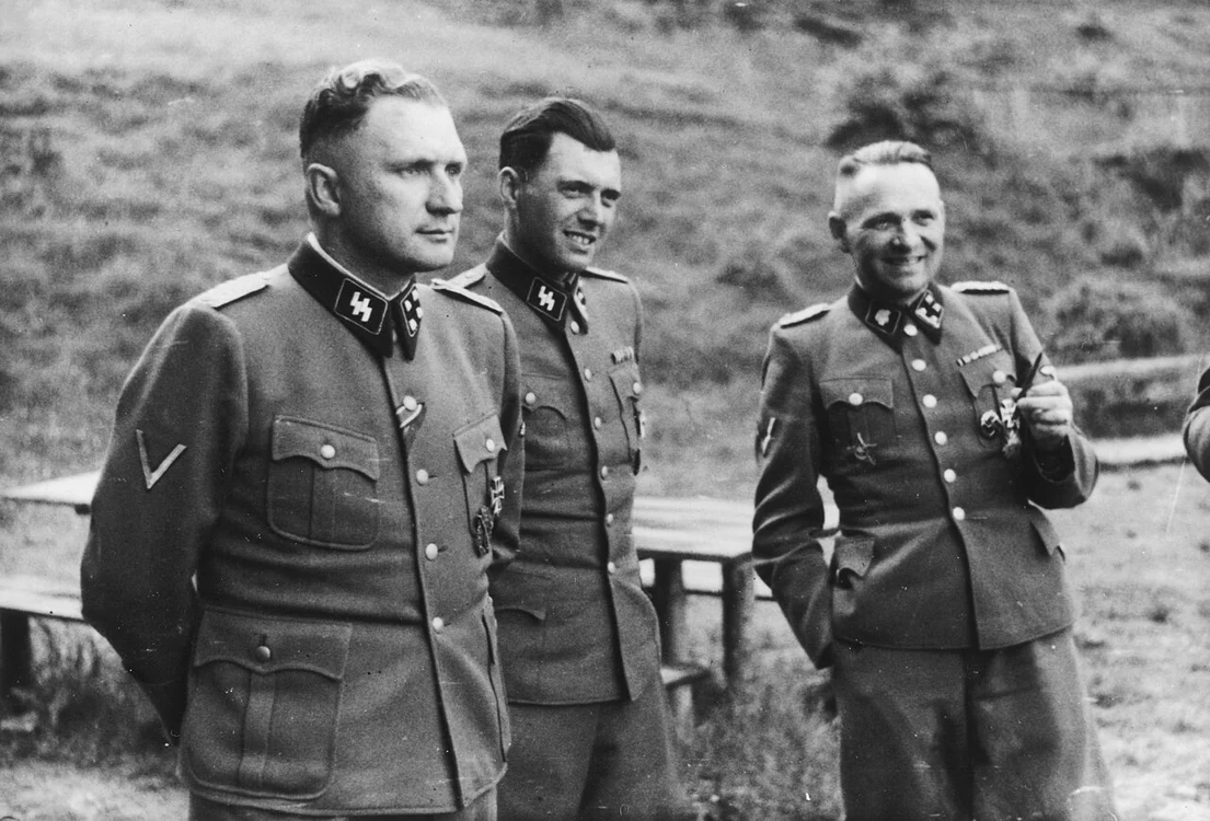Josef Mengele (în centru), la Auschwitz, în 1944 (© Wikimedia Commons)