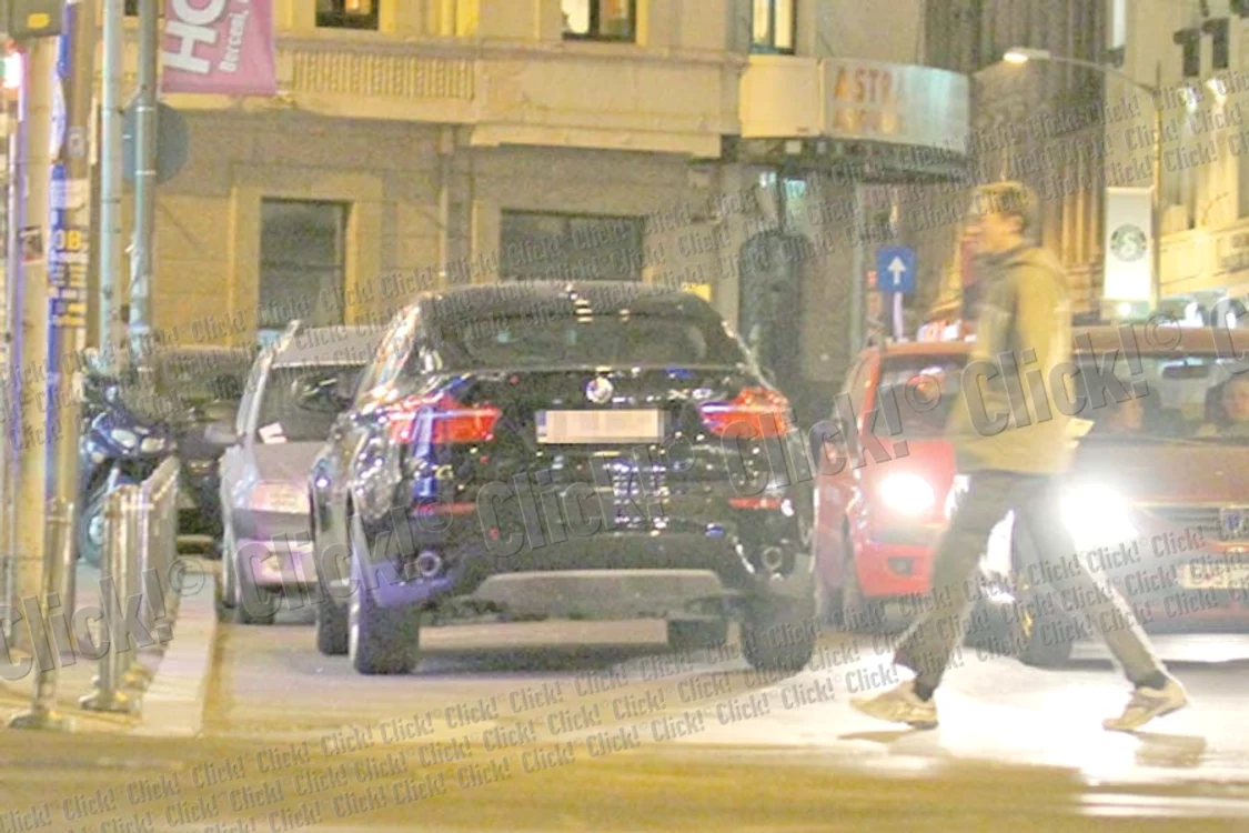 Bianca a rugat o  vânzătoare să o  pozeze pentru a  vedea cât de bine  îi vin ochelarii (Fotografii: CLICK!)