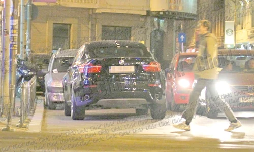 Bianca a rugat o  vânzătoare să o  pozeze pentru a  vedea cât de bine  îi vin ochelarii (Fotografii: CLICK!) jpeg