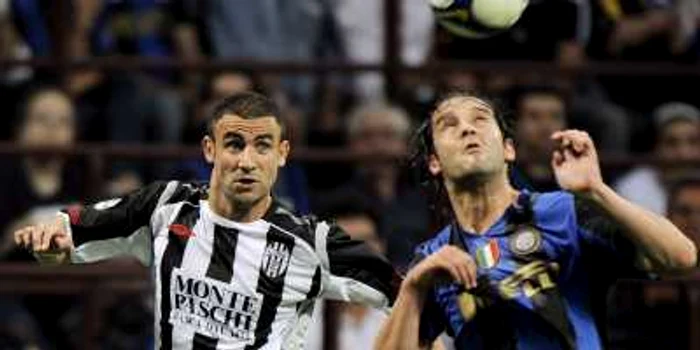 Cristi Chivu (dreapta) va sta pe bară cel puţin trei luni
