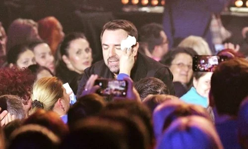Horia Brenciu, în centrul mulțimii de spectatori  jpeg
