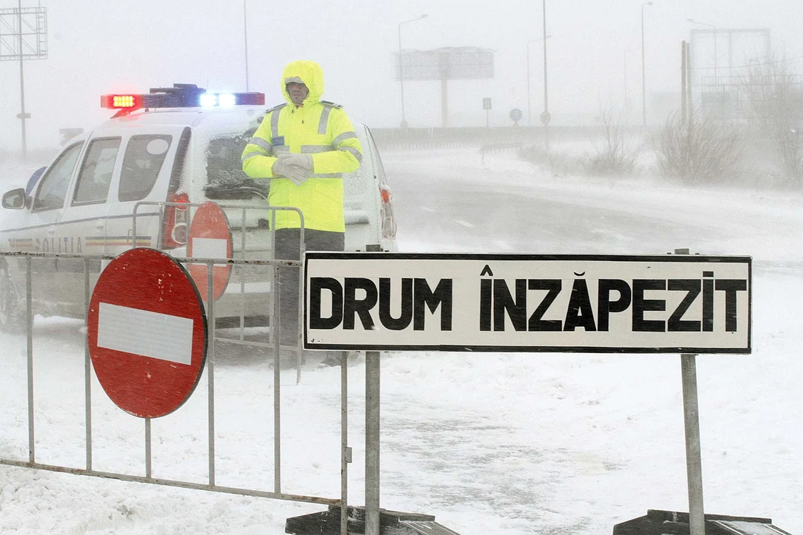 
    An de an, Autostrada  Soarelui se înzăpezeşte  şi se închide Fotografii: Dorin Constanda   
