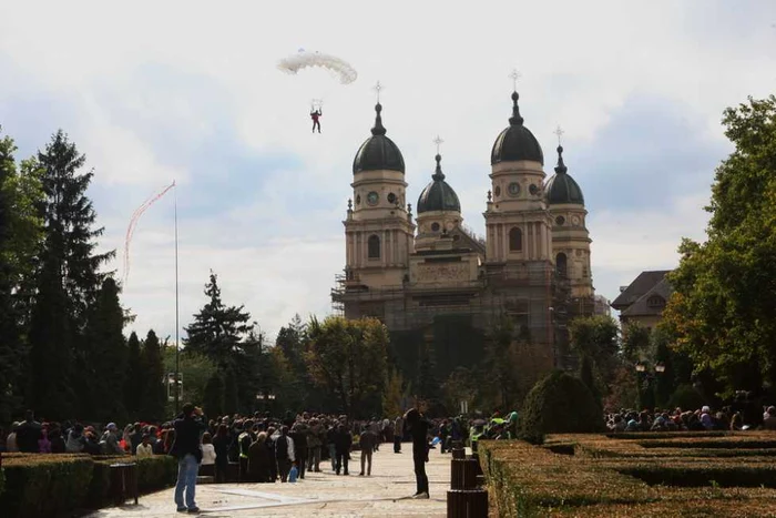 Sute de ieseni au venit sa vada demonstratie de parasutism