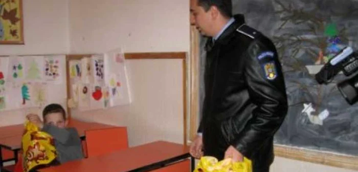 Poliţiştii vor oferi pachete cu produse alimentare (foto arhivă)