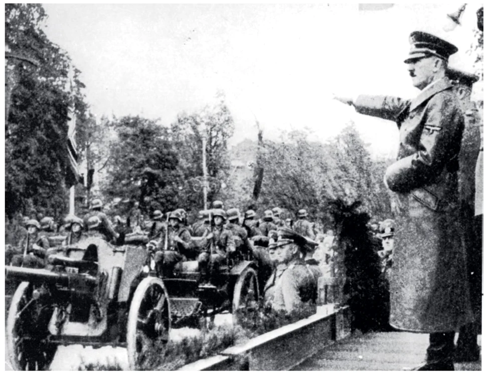 Adolf Hitler asistă la parada Wehrmacht-ului în Varşovia ocupată, 5 octombrie 1939