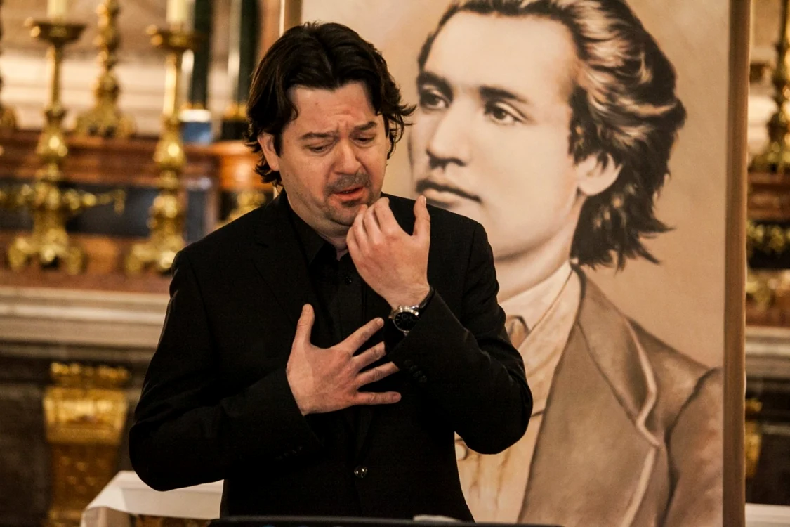 Liviu Burz la un eveniment de comemorare a poetului Mihai Eminescu. Foto: jurnalulromanesc.at