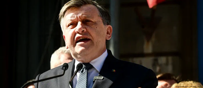 Crin Antonescu candidează la alegerile prezidenţiale susţinut de PNL, PSD şi UDMR