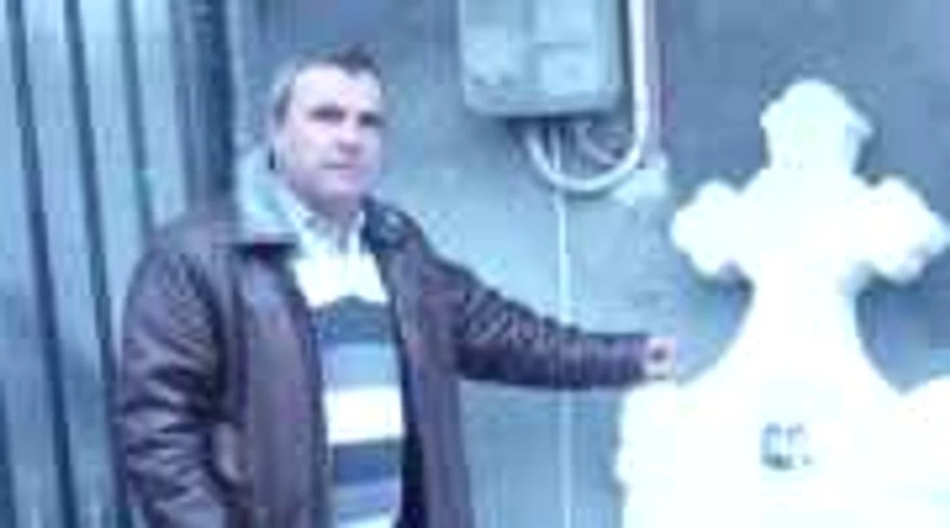 Nicolae Oprea, zis Niculin, este un om de afaceri de succes care a plecat de la ţară. 