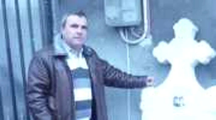 Nicolae Oprea, zis Niculin, este un om de afaceri de succes care a plecat de la ţară. 