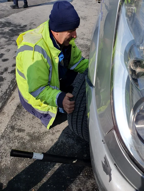 Inspectorii de la RAR sunt cei care pot verifica dacă sunt bune cauciucurile