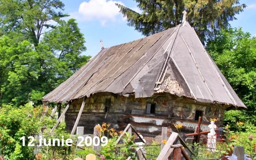 Biserica de lemn de la Urşi - Popeşti din Vâlcea în 2009 pentru care s-a demarat o campanie internaţională de strângere de fonduri Foto FB Fundaţia Pro Patrimonio