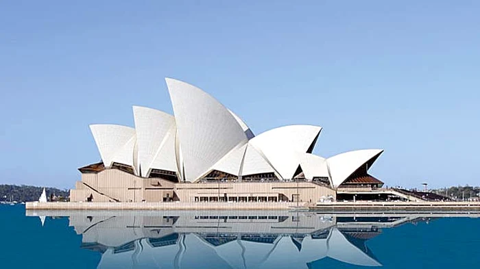 Opera din Sydney, inaugurată în 1973
