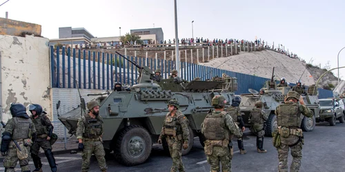 Soldați ai armatei spaniole sunt mobilizați în enclava spaniolă Ceuta FOTO Profimedia