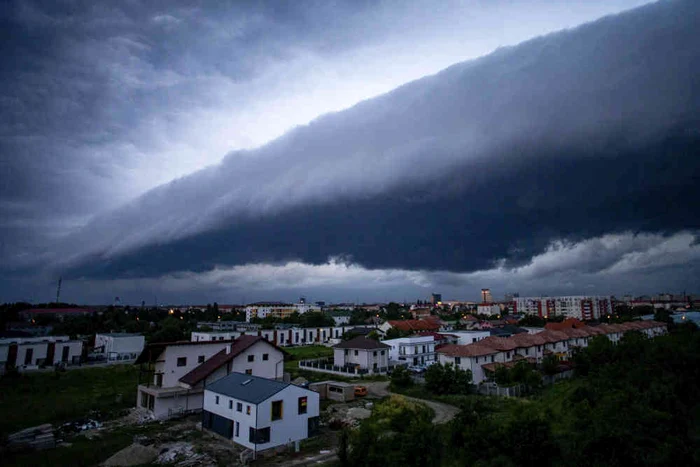 Până la noapte, ora 23.00, în zonele vizate va ploua torențial, vor fi vijelii cu descărcări electrice și pe alocuri grindinăSursa foto: MeteoRomania