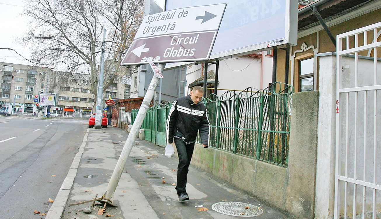Indicatorul a fost smuls din pământ de vijelie şi stă să cadă în capul trecătorilor