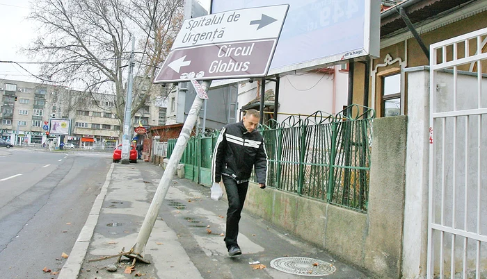 Indicatorul a fost smuls din pământ de vijelie şi stă să cadă în capul trecătorilor