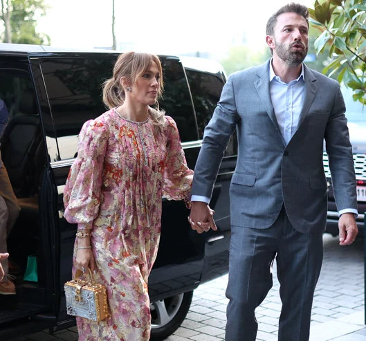 Jennifer Lopez, cu o rochie Gucci de 10.5000 de dolari şi o geantă D&G de 6.000 foto: Profimedia