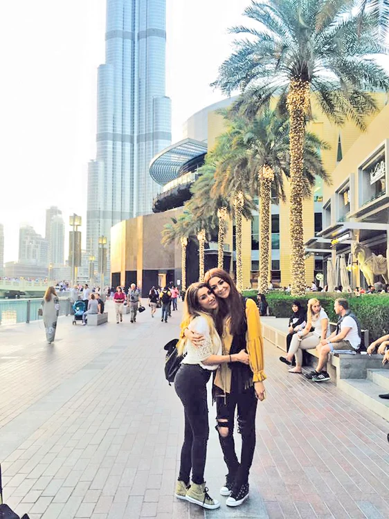 Cele două surori au luat cu asalt magazinele de lux