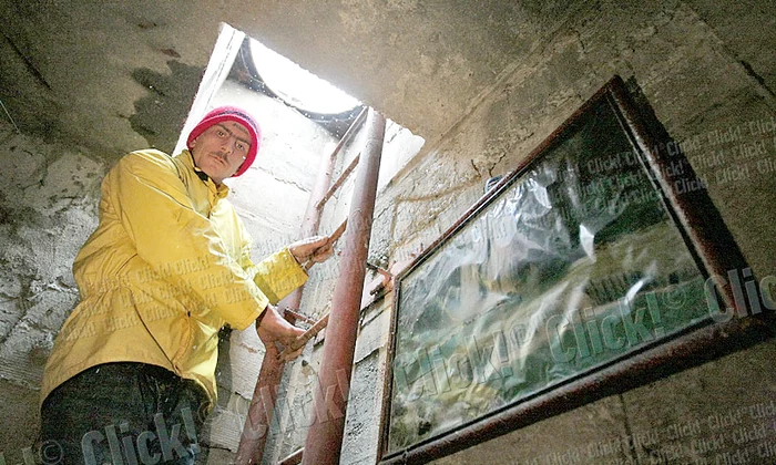 Tânărul nu are nevoie de fereastră. Aerul îi intră prin gura de canal