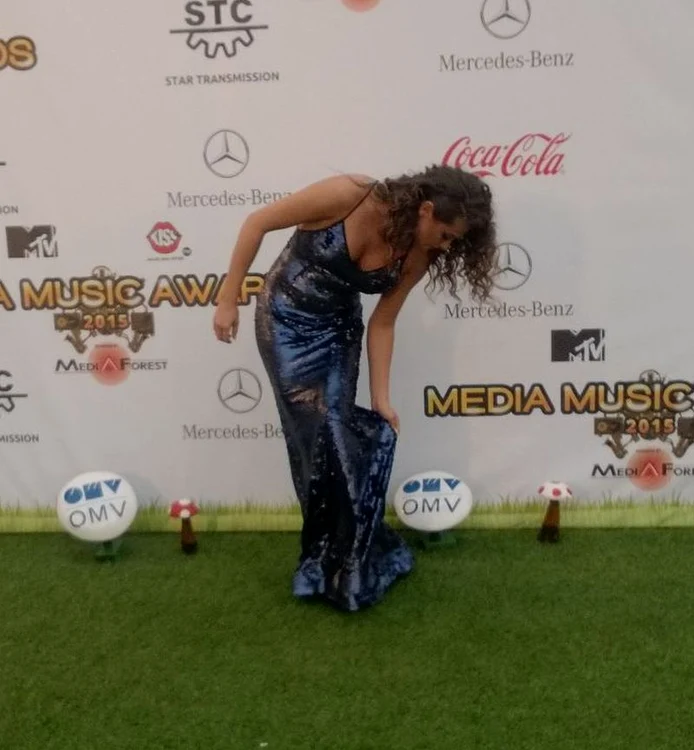 Raluka (25 de ani) a avut probleme cu garderoba la Media Music Awards