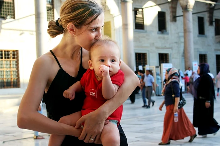 
    Dana şi Vlad, în faţa Moscheei Albastre, din IstanbulFoto: Arhiva personală  