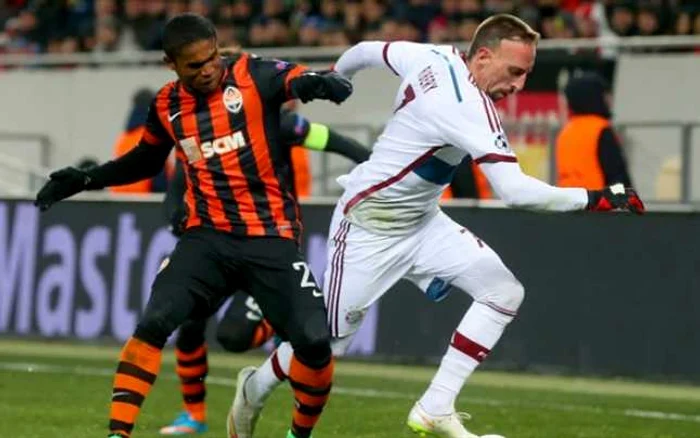 Douglas Costa (Şahtior), în duel cu RIbery FOTO UEFA.com
