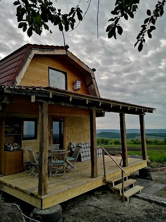 Casa are circa 100 de metri pătraţi utili şi se află la 100 de metri de pădure. FOTO: Arhivă personală