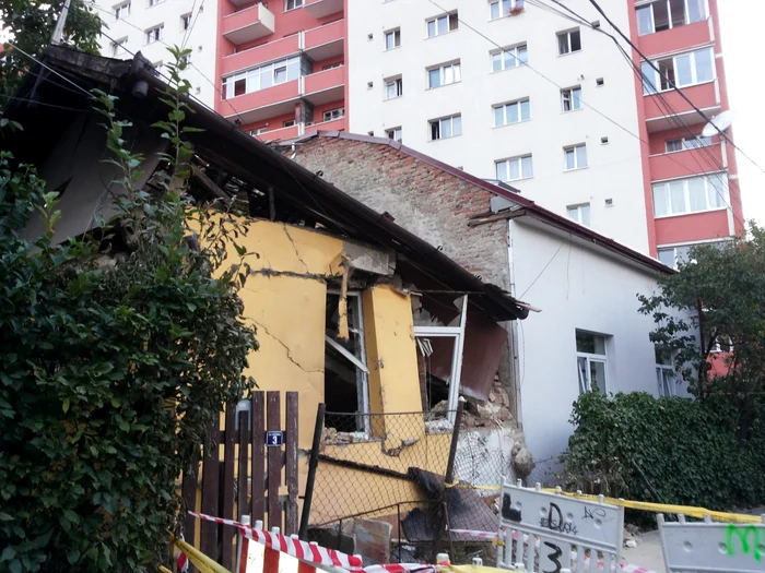 Casa care a explodat este foarte aproape de mai multe blocuri. FOTO: Remus Florescu