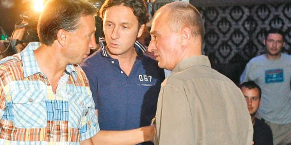 Mihai Stoica (centru)  a fost mandatat de Dumitru Bucşaru să găsească un înlocuitor pentru Dan Petrescu 