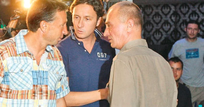 Mihai Stoica (centru) a fost mandatat de Dumitru Bucşaru să găsească un înlocuitor pentru Dan Petrescu