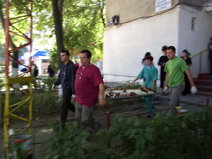 Femeia se aruncase de la etajul 9