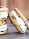 Biscuiti cu ciocolata si inghetata de menta  Sursa foto shutterstock 284856338 jpg