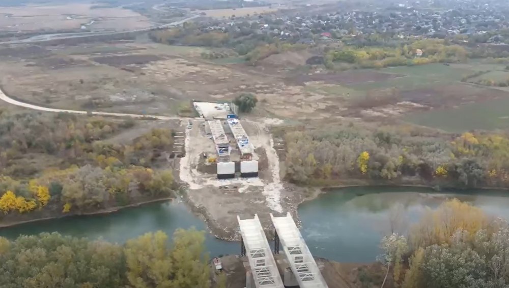 Podul peste Prut care va lega România de Republica Moldova avansează: a ajuns la 56%, iar pe șantier sunt mobilizați 50 de muncitori și 33 de utilaje