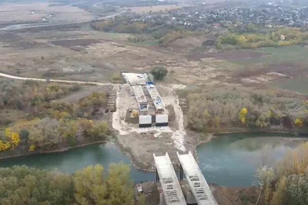 Podul peste Prut care va lega România de Republica Moldova avansează: a ajuns la 56%, iar pe șantier sunt mobilizați 50 de muncitori și 33 de utilaje