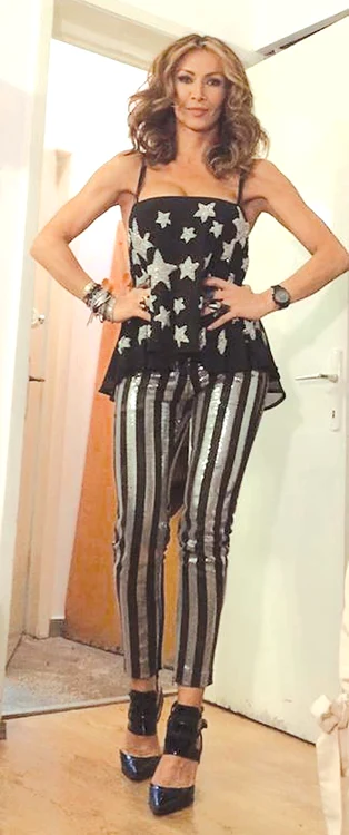 Ţinută de  20.250 lei: bluză Kate Moss, 450 lei, pantaloni Balmain, 17.000 lei, pantofi Aquazzura, 2.800 lei