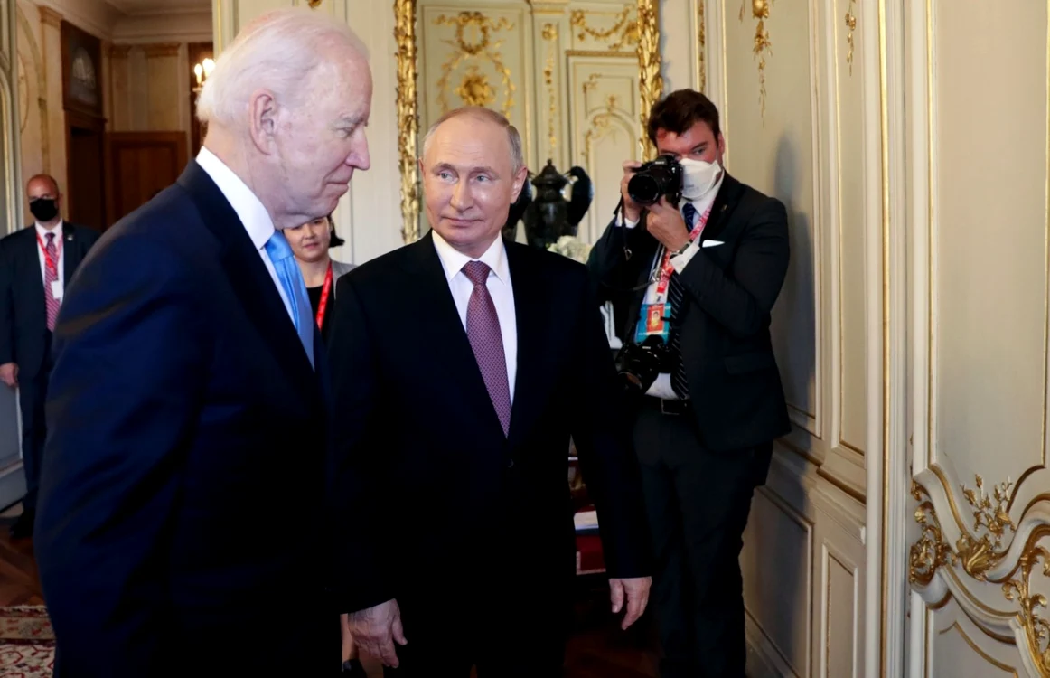 Joe Biden (stânga) şi Vladimir Putin la summitul din iunie de la Geneva FOTO EPA-EFE