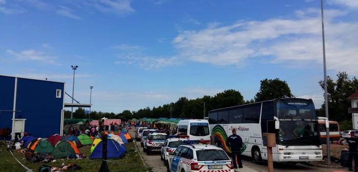 Astăzi, un cetăţean român a fost reţinut pentru că transporta sirieni către Budapesta. Duba acestuia a fost găsită pe autostrada M5, răsturnată, mulţi dintre pasageri fiind răniţi