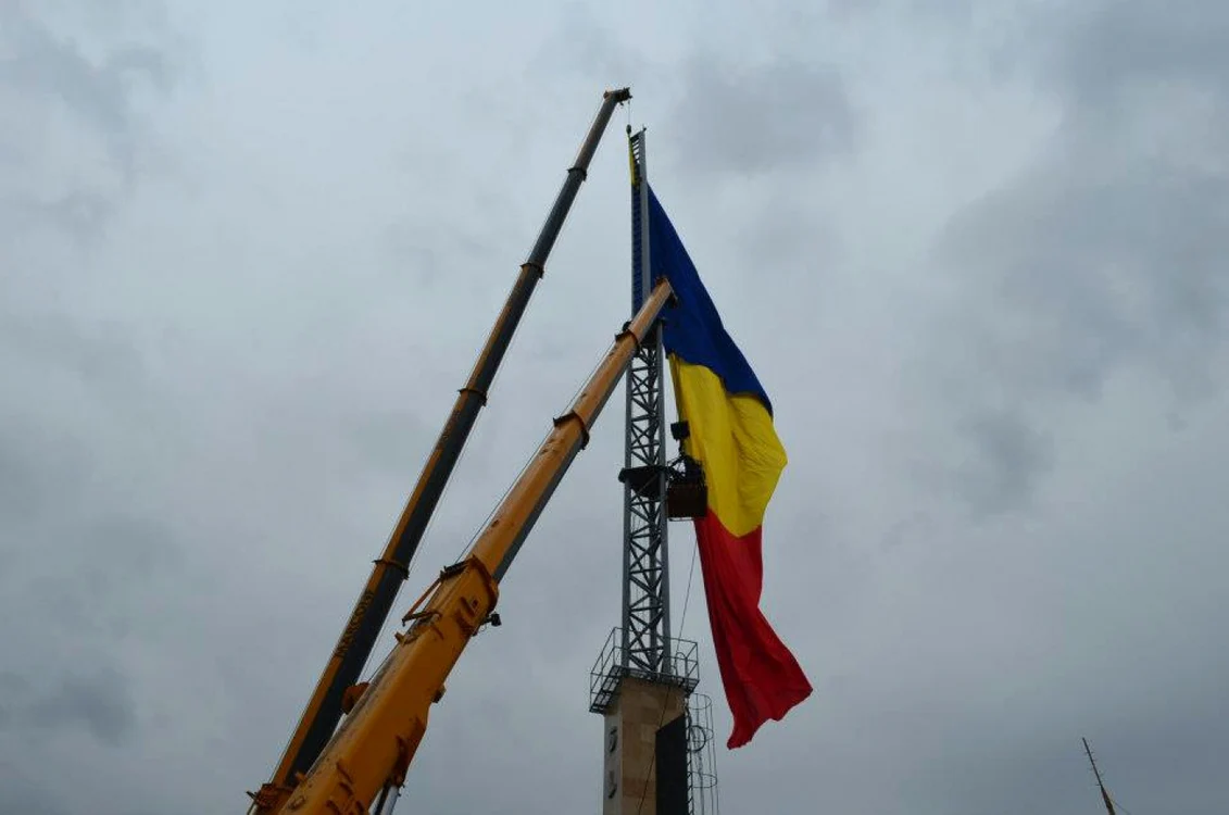 Imensul tricolor de la Slatina are o lungime de 27 de metri şi lăţime de 15 metri