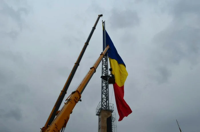 Imensul tricolor de la Slatina are o lungime de 27 de metri şi lăţime de 15 metri