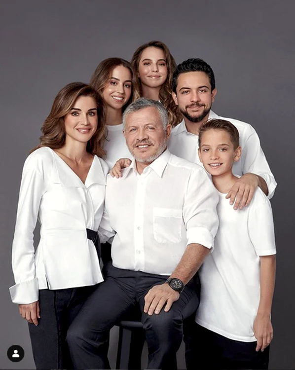 Regina Rania și regele Abdullah al II-lea, împreună cu cei patru copii ai lor